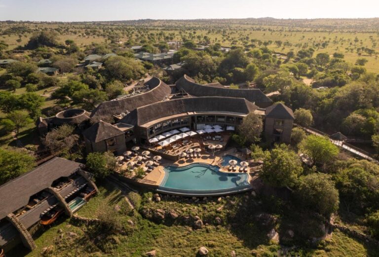 Il Four Seasons Safari Lodge Serengeti visto dall'alto, con la piscina a sfioro in mezzo alla savana alberata