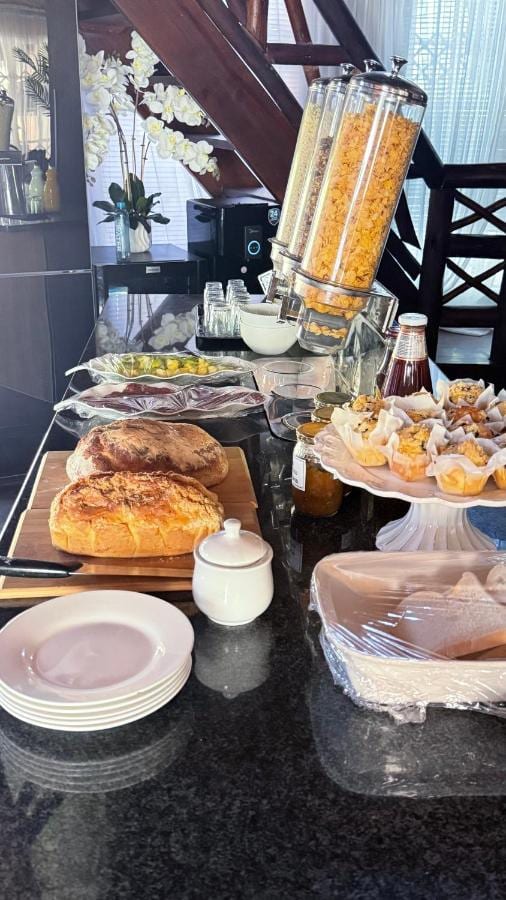 Il buffet della colazione dell'Imbube Safari Lodge, con pane casereccio, muffin, marmellate e dispenser di cereali
