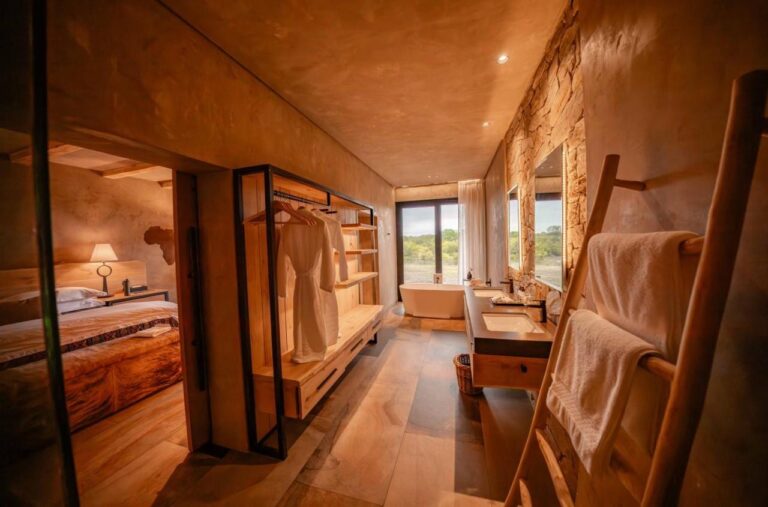 Il passaggio verso il bagno di una suite, con guardaroba, doppio lavabo e vasca