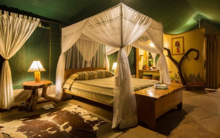 Una tenda dalle pareti verdi, con un letto con zanzariera e un ritratto incorniciato su una parete gialla