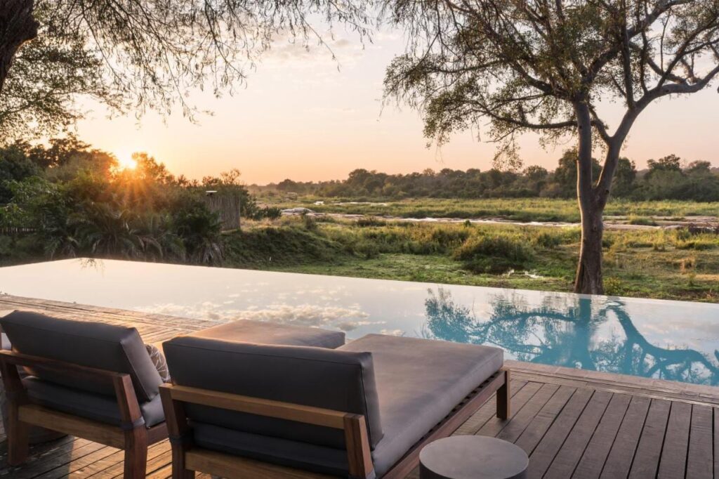 La piscina a sfioro del Kruger Gate Hotel sopra il fiume Sabie, al tramonto