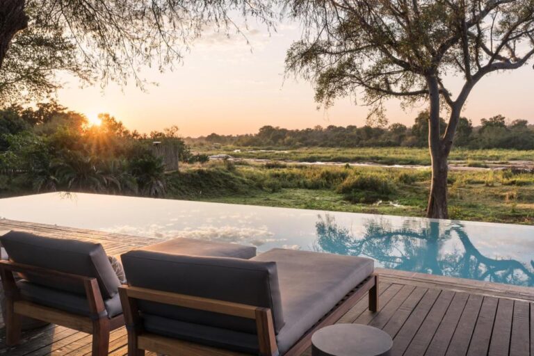 La piscina a sfioro del Kruger Gate Hotel sopra il fiume Sabie, al tramonto