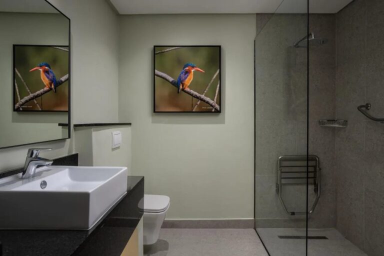 Il bagno di una camera Deluxe, con doccia a filo pavimento