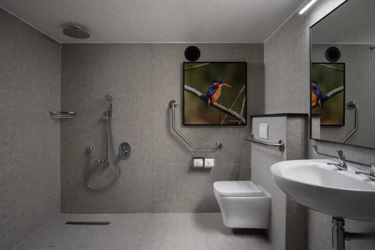 Un bagno accessibile alle persone con mobilità ridotta