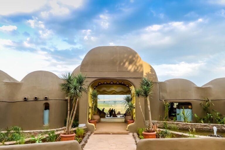 L'ingresso del Mara Serena Safari Lodge, con muri di terra a cupola, aperto sulla savana del Masai Mara