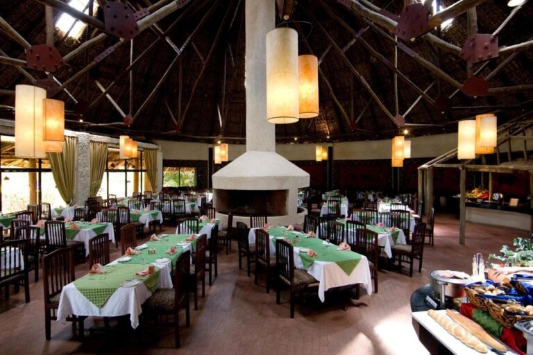 La sala del ristorante intorno al camino centrale, con il buffet sulla destra