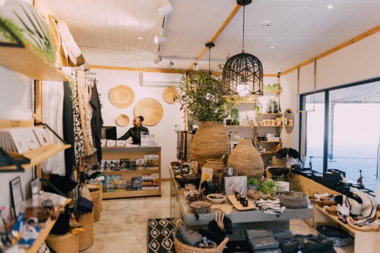 Il negozio del lodge, con vestiti, cesti intrecciati, libri e oggetti di arredamento