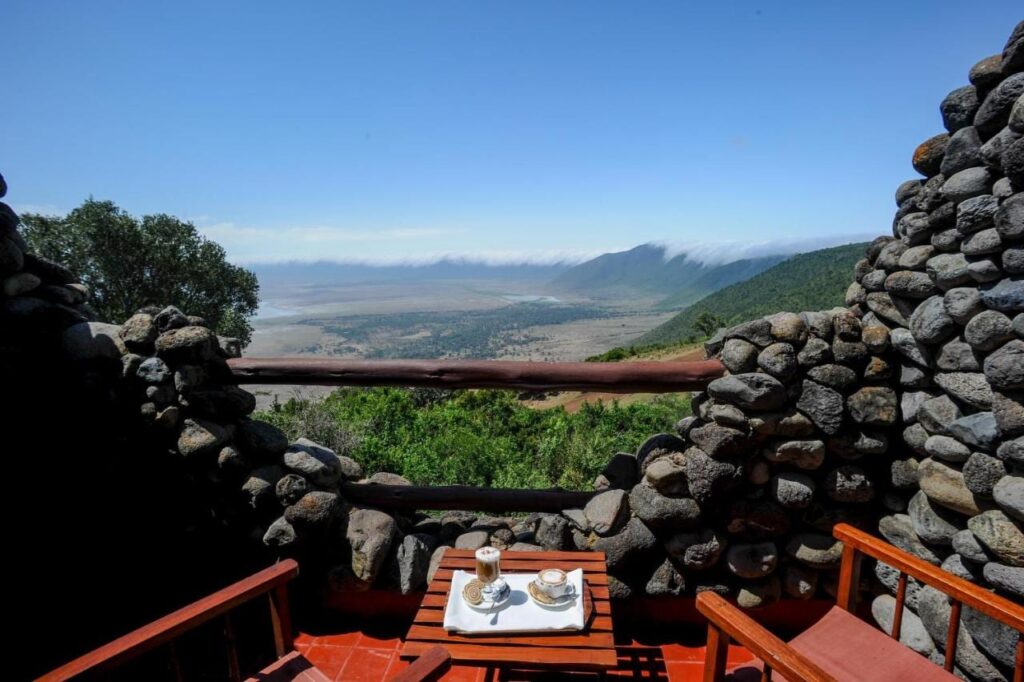 Due caffè su un balcone del Ngorongoro Serena Safari Lodge, tra muri di pietra, sopra il cratere