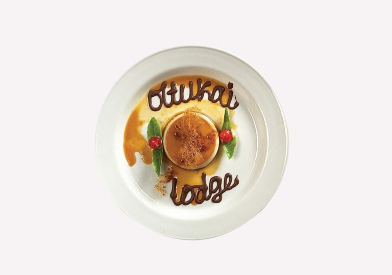 Un crème caramel, con Ol Tukai Lodge scritto in cioccolato sul piatto