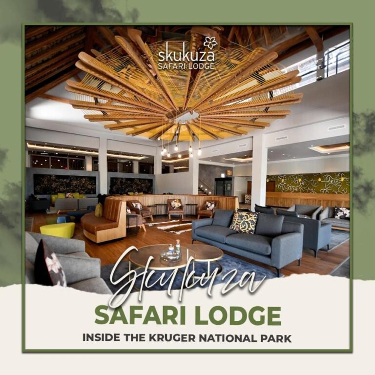 Il salotto della hall dello Skukuza Safari Lodge sotto il soffitto di listelli di legno a stella, con il nome del lodge scritto sopra