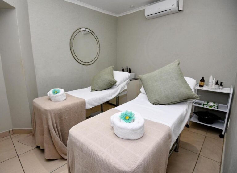 Una sala trattamenti della spa, con due lettini da massaggio