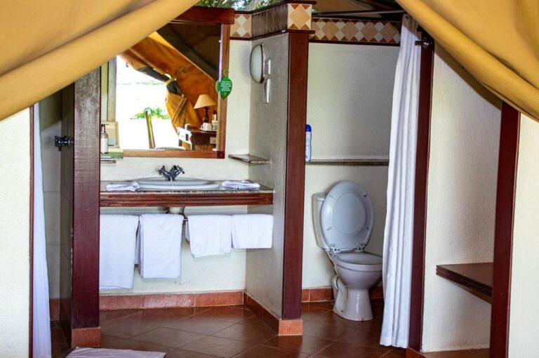 Il bagno di una tenda, con lavabo, WC e tenda della doccia