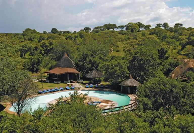 La piscina del Tarangire Sopa Lodge vista dall'alto, circondata dalla boscaglia